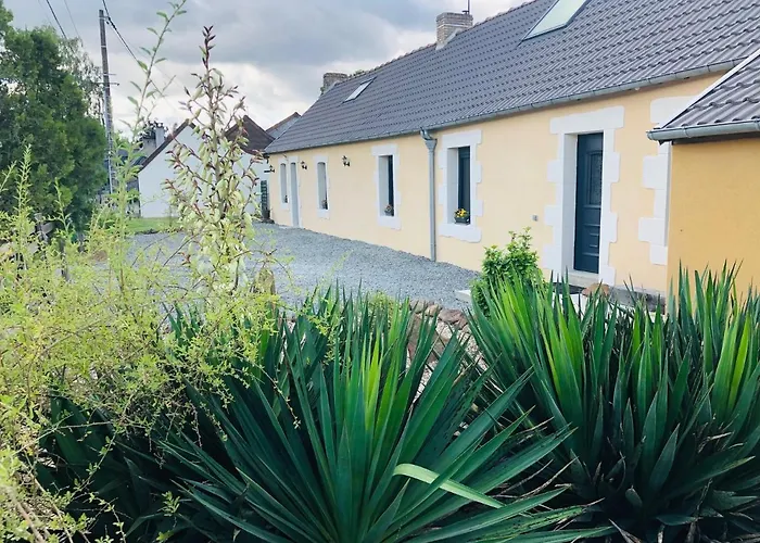 Casa de Férias Aux Jardins De La Guyonnière 2 à 13 Personnes *
